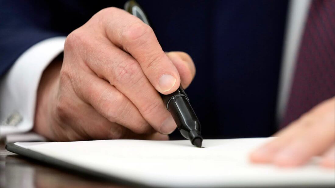 Первый указ Трампа о криптовалютах получил сразу одобрение и критику. Чем недовольны участники рынка? Фото.