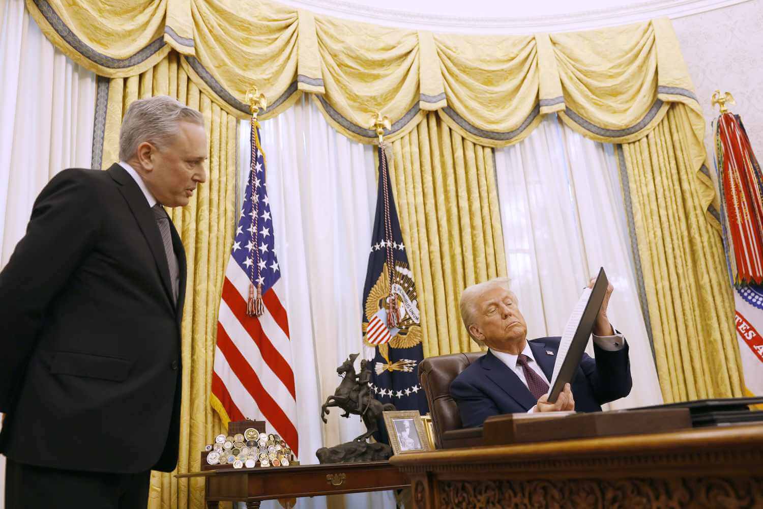 Где правительство найдёт деньги для покупки крипты? Президент США Дональд Трамп и ответственный за политику в крипте и ИИ Дэвид Сакс. Фото.