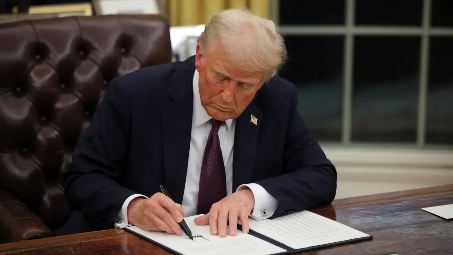 КРИПТОЖМЫХ / Указ о разработке крипторезерва США, обвал мем-токена Трампа и состояние создателя Silk Road. Трамп подписал указ для создания национального криптовалютного резерва США. Почему любители Биткоина недовольны? Фото.