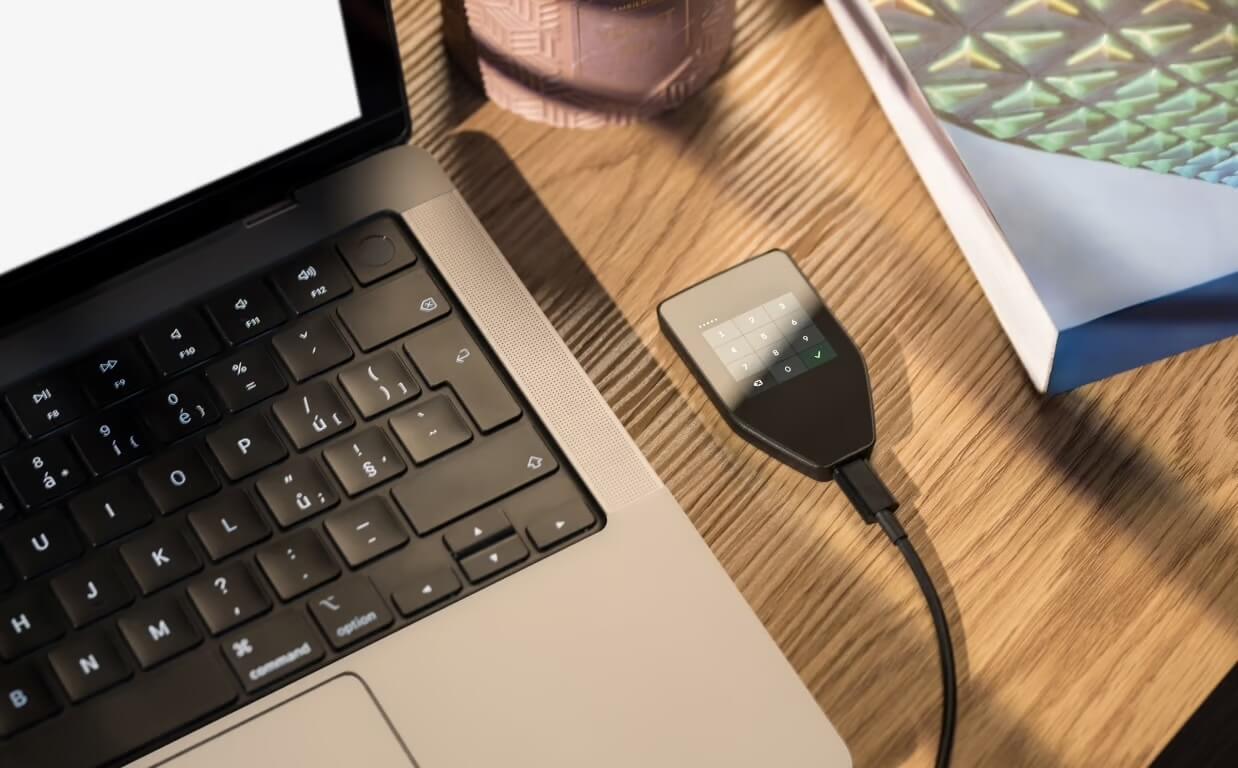 Как правильно хранить криптовалюту. Аппаратный кошелёк Trezor Safe 5. Фото.