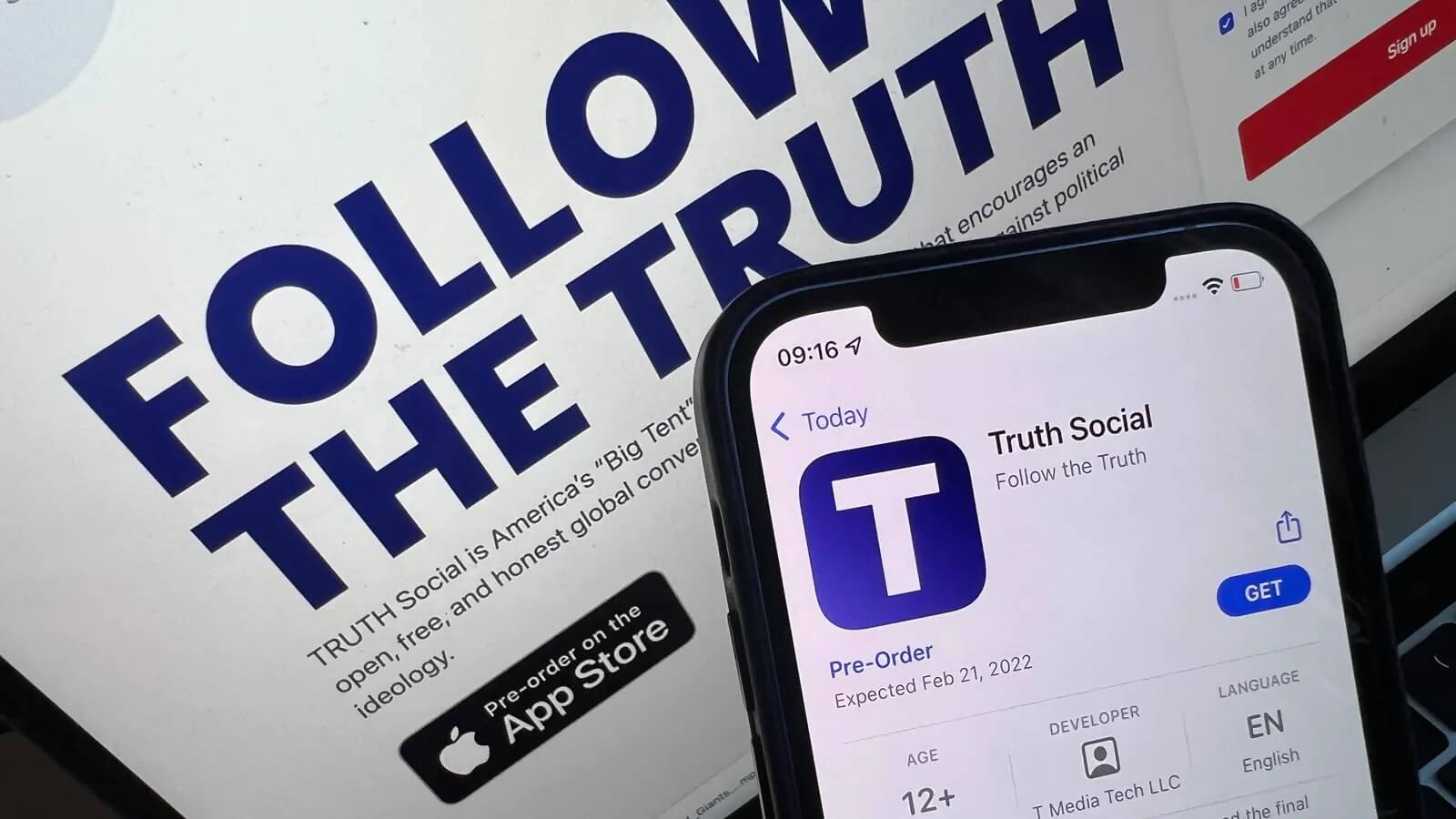 В какие криптовалюты инвестирует Трамп. Приложение социальной сети Truth Social для iPhone. Фото.