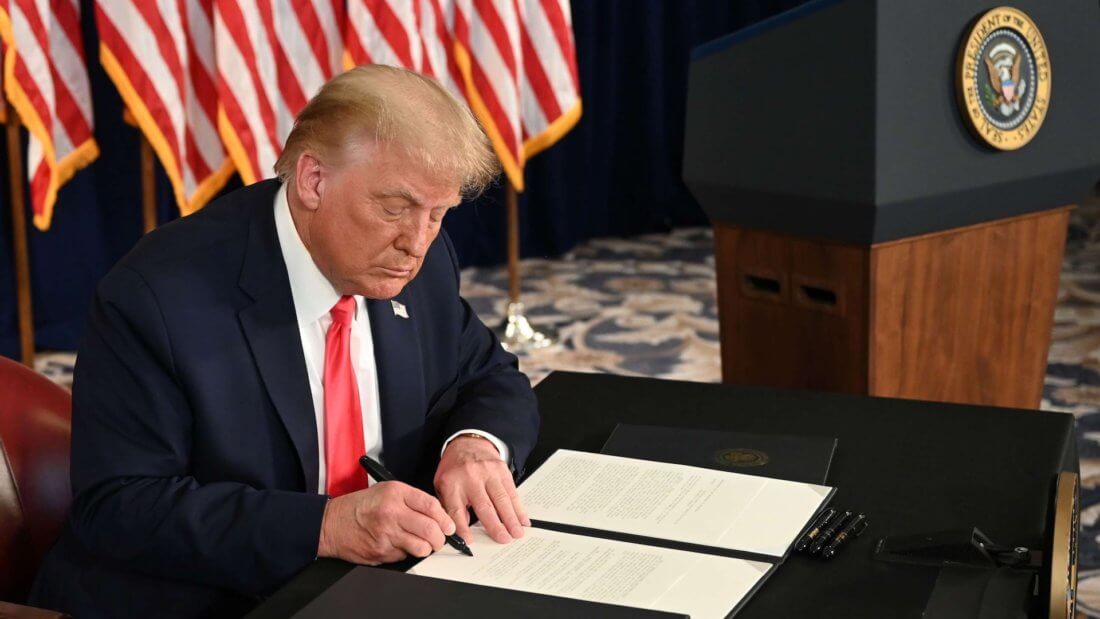Дональда Трампа подозревают в иностранном финансировании. Всё из-за мем-токена TRUMP от президента США. Фото.