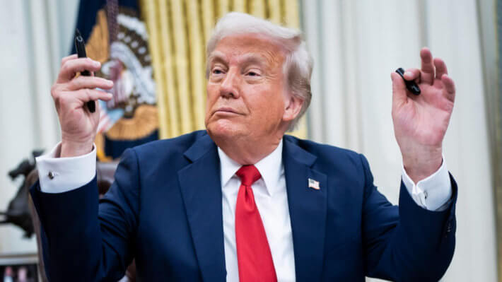 Сегодня вступают в силу пошлины Трампа на импорт. Почему новые тарифы могут пойти на пользу Биткоину? Фото.