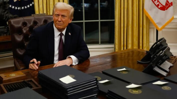 Трамп отменил спорное правило IRS о криптовалютах, принятое при Байдене. Почему это важно? Фото.