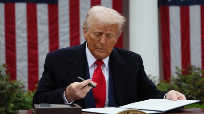 Дональд Трамп приостановил действие тарифов на 90 дней. Что это значит для криптовалют? Фото.
