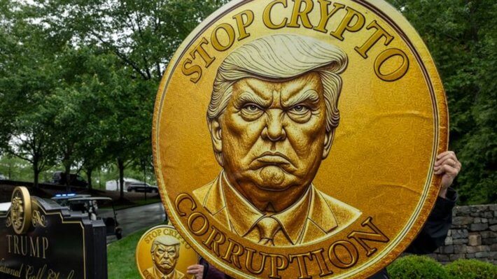 Трамп провёл ужин для крупнейших держателей своего мем-токена TRUMP. Почему мероприятие вызвало протесты? Фото.