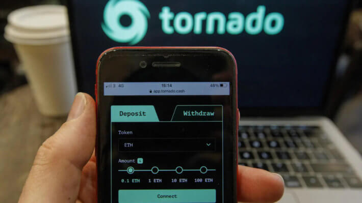 Создателю криптомиксера Tornado Cash пожертвовали 500 тысяч долларов для защиты в суде. Почему? Фото.