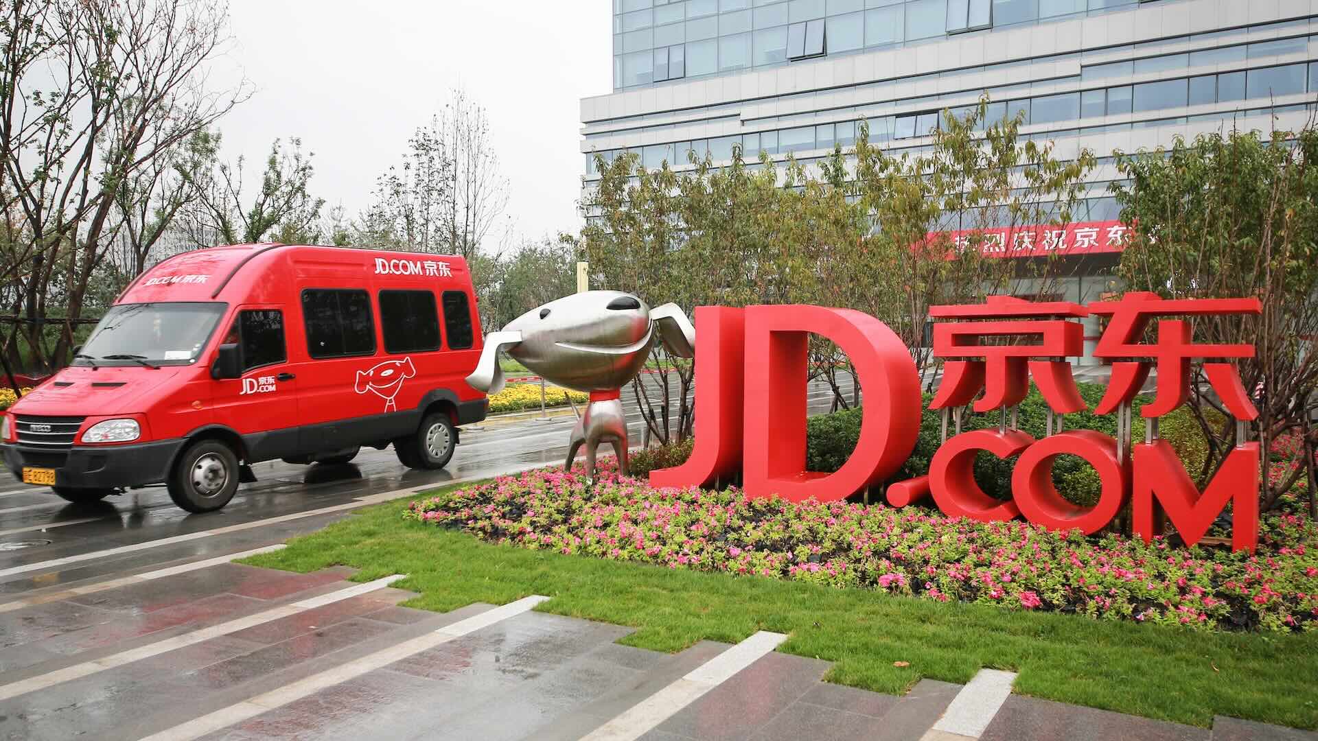 Как используют криптовалюты в мире? Автомобиль и здание компании JD.com. Фото.