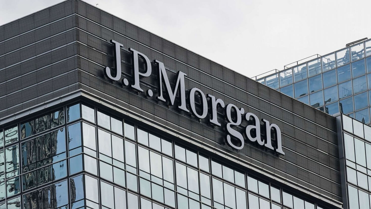Банк JPMorgan хочет выдавать кредиты под залог биткоинов и эфиров. Что это значит для криптовалют на практике?