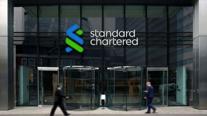 Банк Standard Chartered запускает торговлю криптой для инвесторов на фоне популярности Биткоина. Что это значит? Фото.