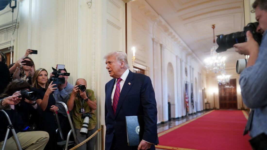 Дональд Трамп подписал законопроект GENIUS о стейблкоинах. Как это происходило? Фото.