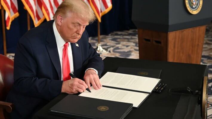 Сегодня Дональд Трамп подпишет законопроект GENIUS о стейблкоинах. Что он изменит для США? Фото.