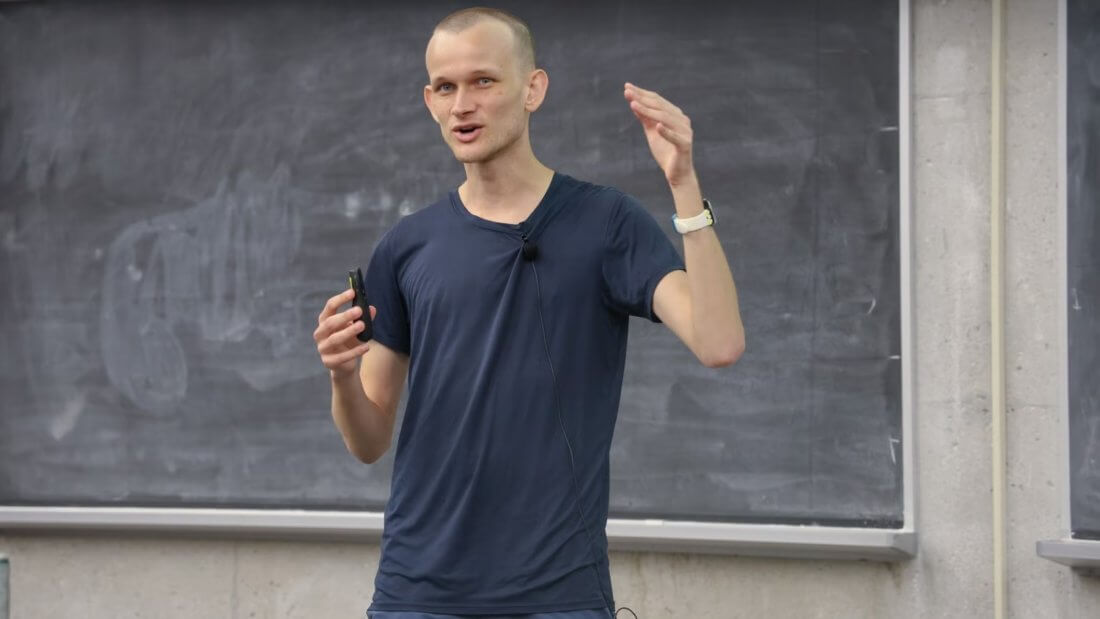 Виталик Бутерин поддерживает накопление эфиров компаниями, но также видит в этом риски. Какие они? Фото.