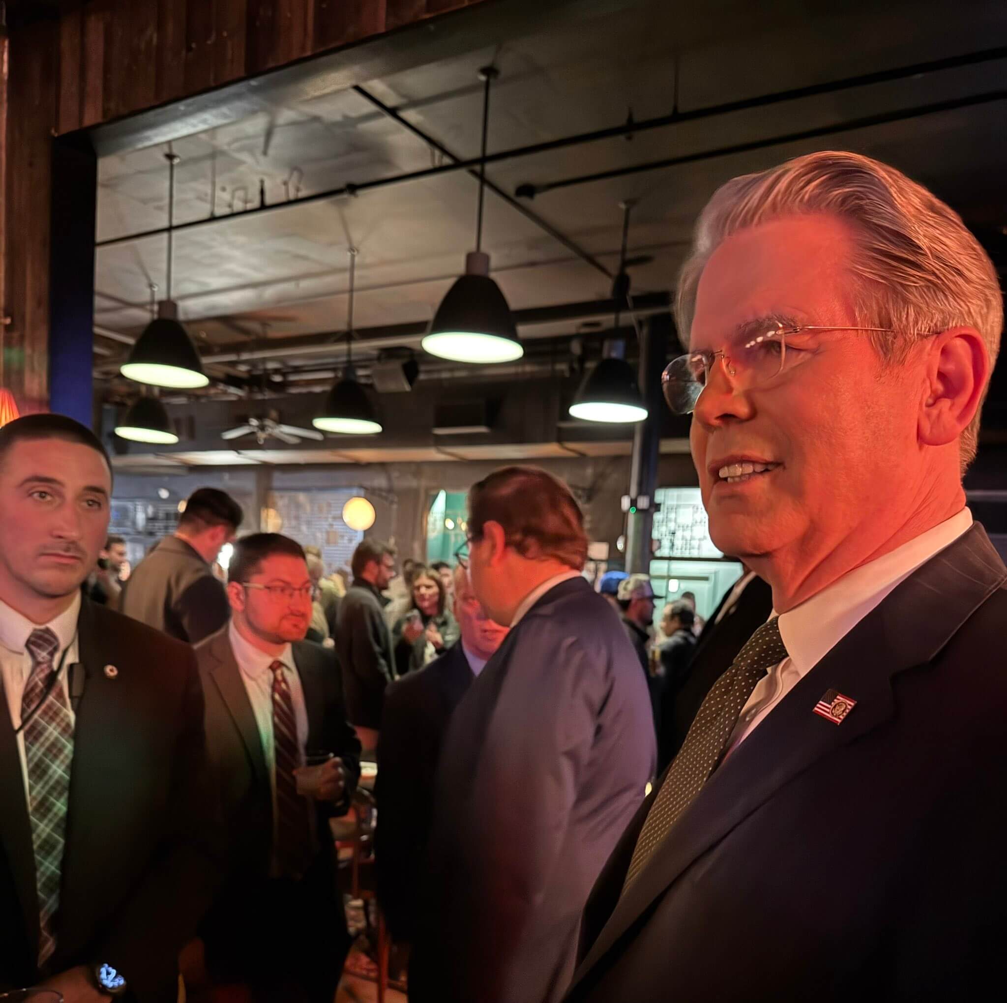 Министр финансов США верит в крипту. Министр финансов США Скотт Бессент в криптовалютном баре. Министр финансов США верит в крипту. Министр финансов США Скотт Бессент в криптовалютном баре. Фото.