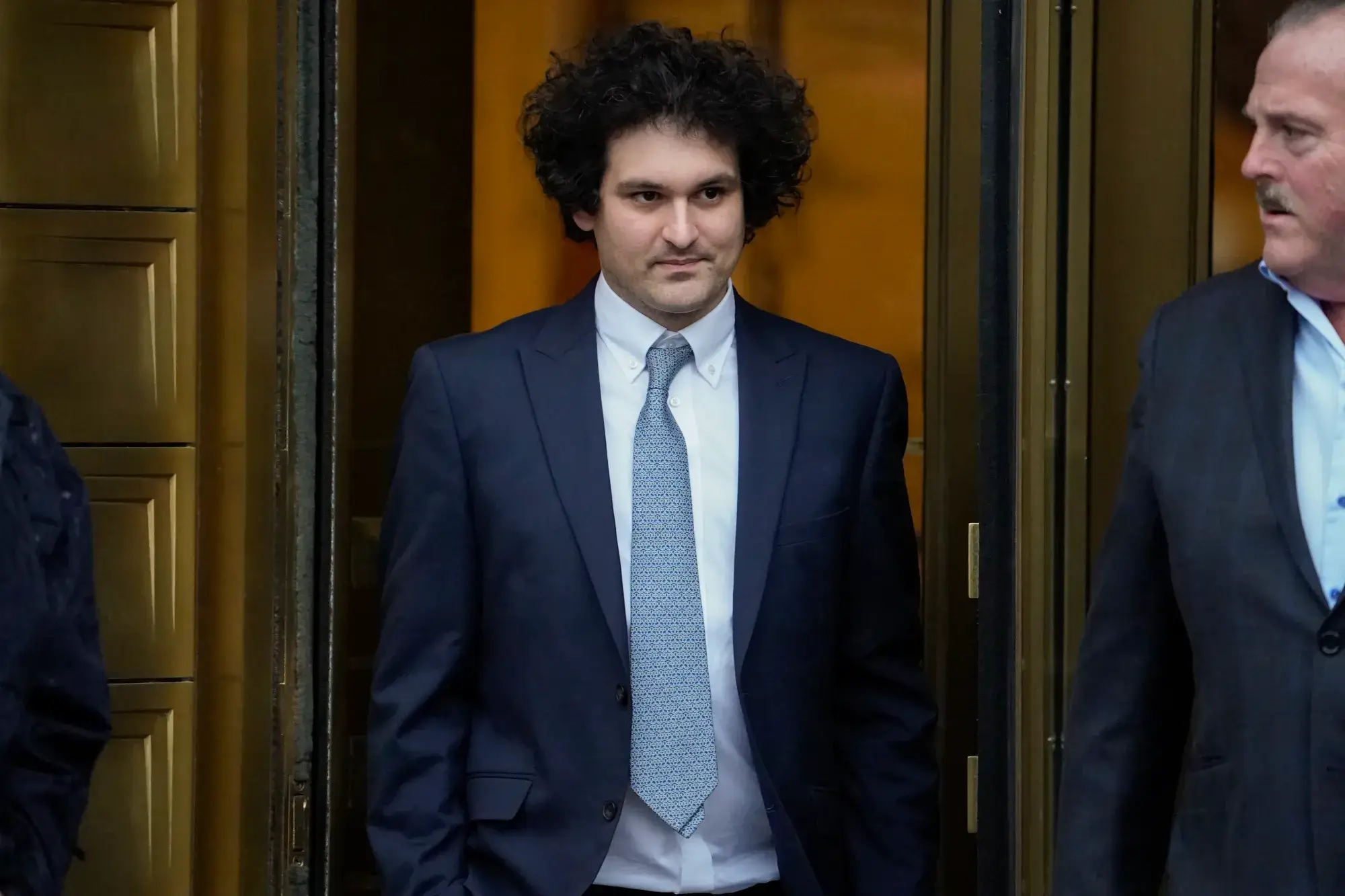 Долги криптобиржи FTX. Бывший руководитель криптобиржи FTX Сэм Банкман-Фрид. Долги криптобиржи FTX. Бывший руководитель криптобиржи FTX Сэм Банкман-Фрид. Фото.