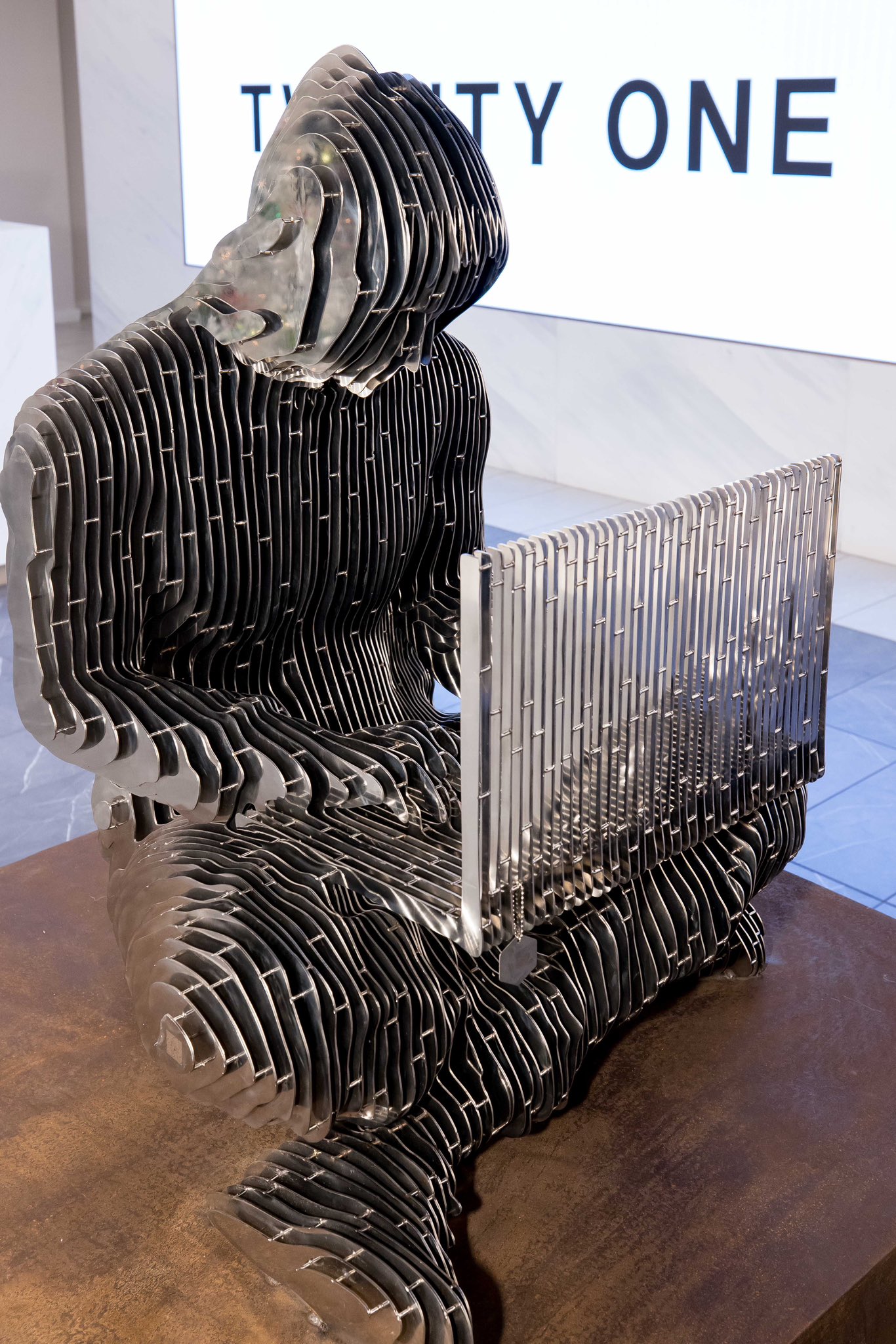 Где находится статуя Сатоши Накамото. Статуя Сатоши Накамото в NYSE. Где находится статуя Сатоши Накамото. Статуя Сатоши Накамото в NYSE. Фото.