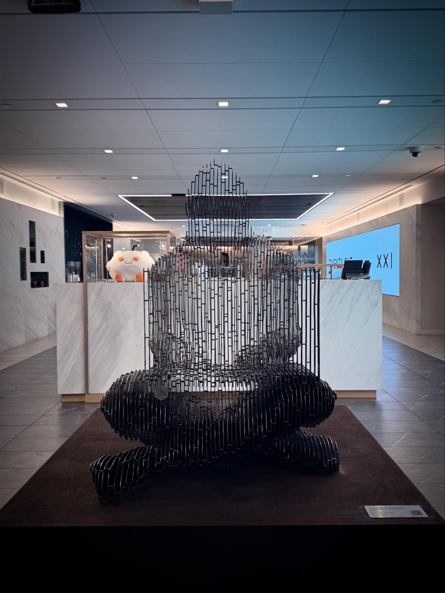 Где находится статуя Сатоши Накамото. Статуя Сатоши Накамото в NYSE. Где находится статуя Сатоши Накамото. Статуя Сатоши Накамото в NYSE. Фото.