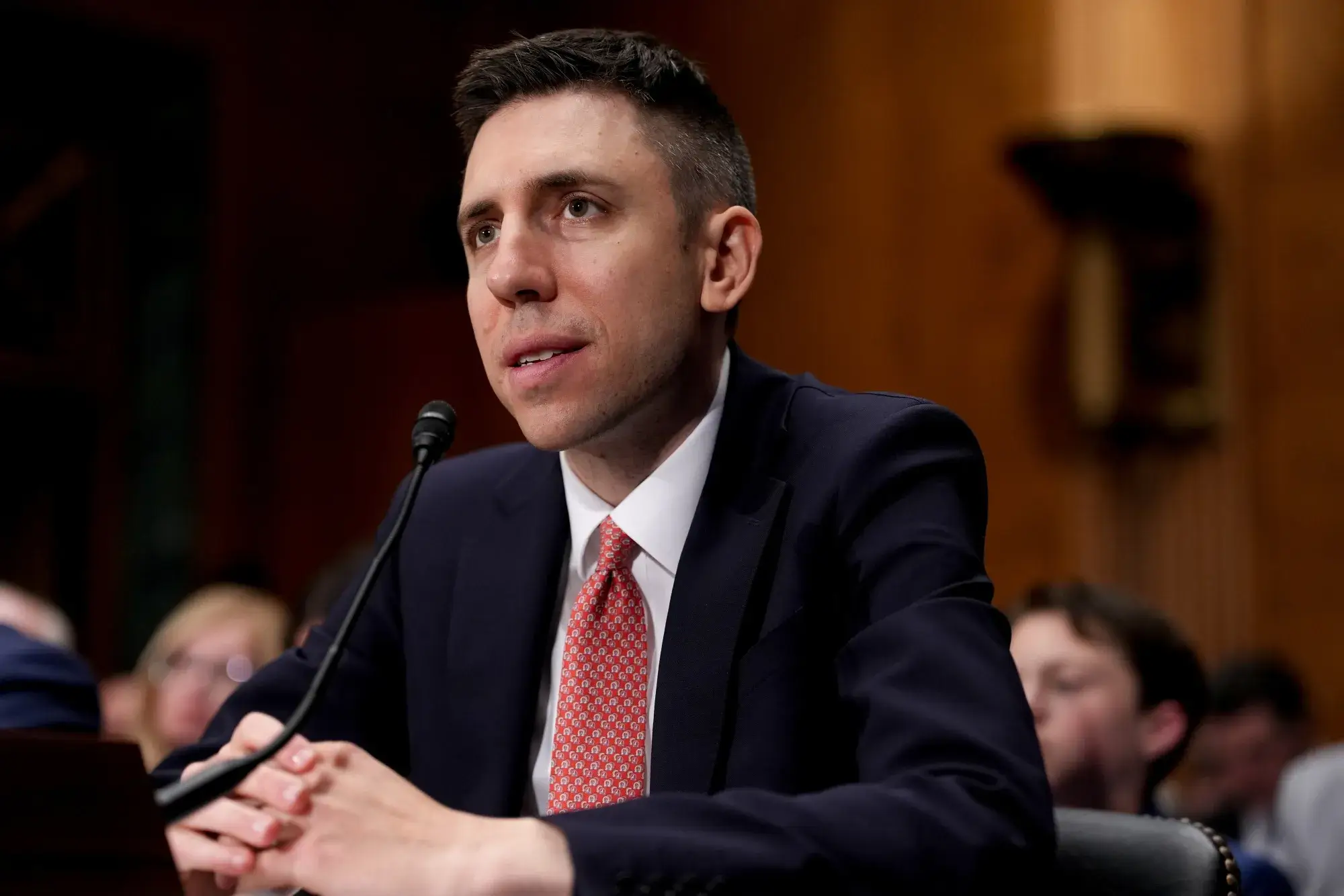 Регулирование стейблкоинов в США. Временно исполняющий обязанности председателя FDIC Трэвис Хилл. Фото.