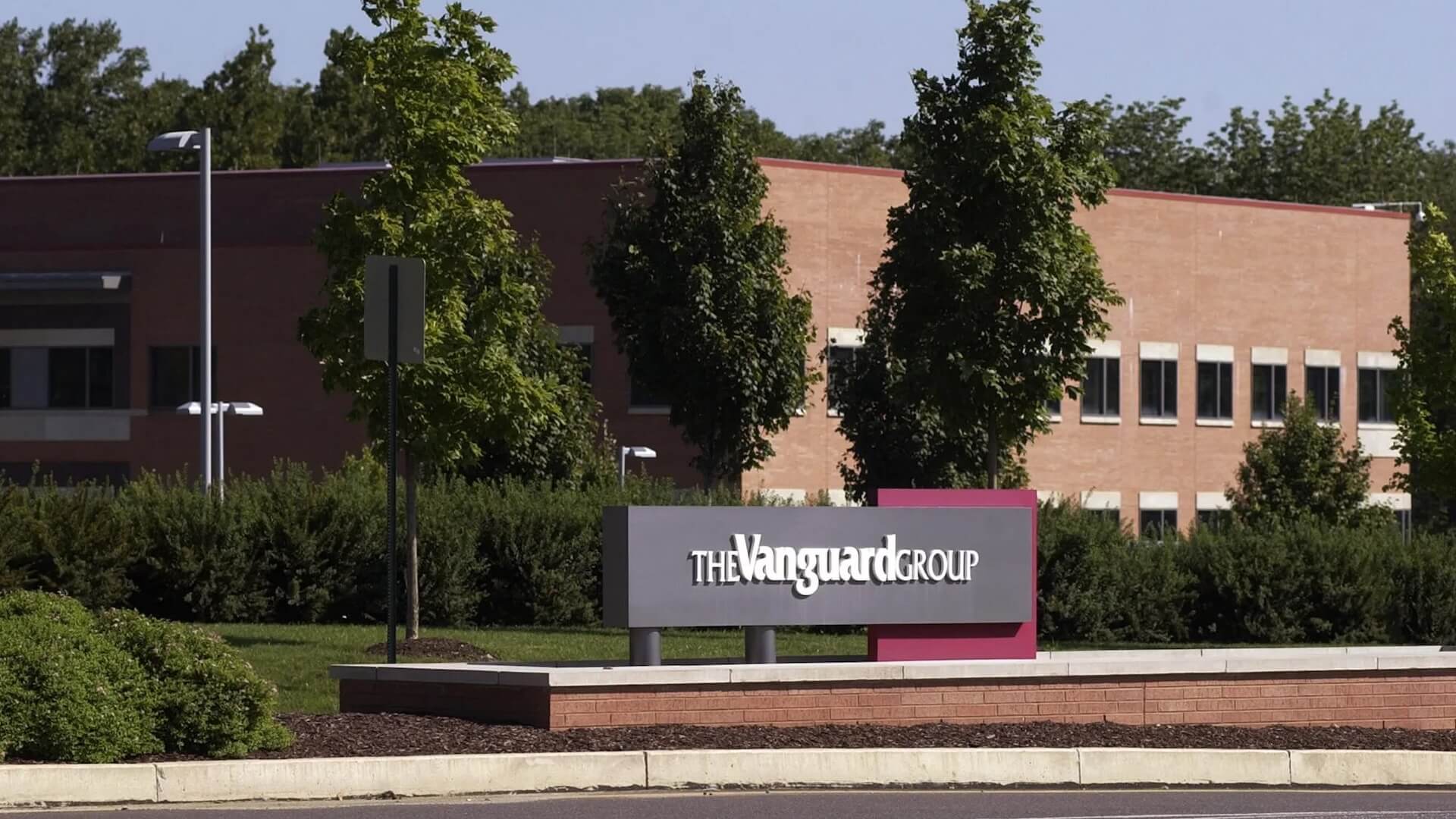 Как криптовалюты становятся популярнее. Логотип компании Vanguard. Фото.