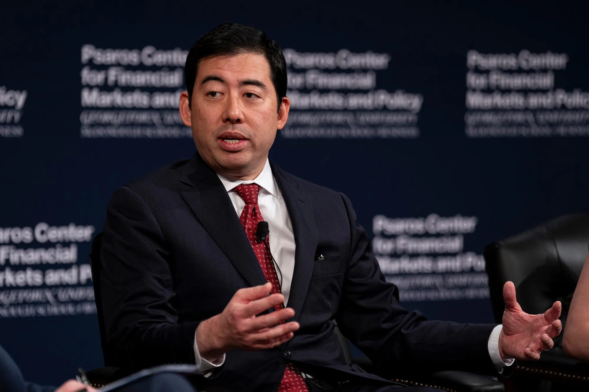 Новый курс SEC по крипте. Комиссар Комиссии по ценным бумагам и биржам США Марк Уйеда. Фото.