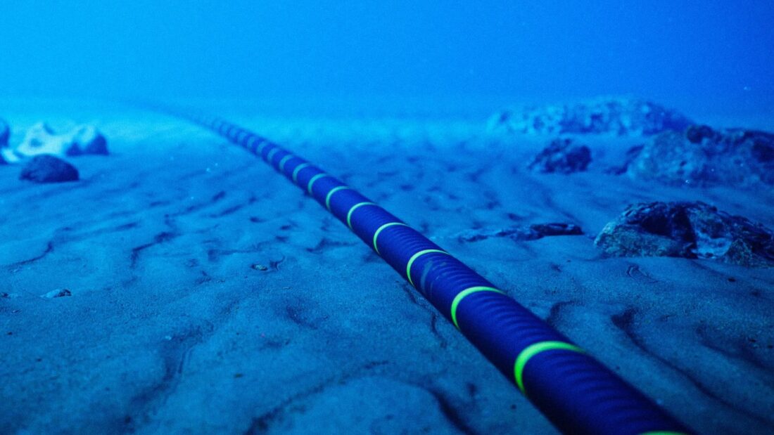 Биткоин выживет при разрыве 72% подводных кабелей, но атака на 5 хостинг-провайдеров парализует сеть криптовалюты. Фото.