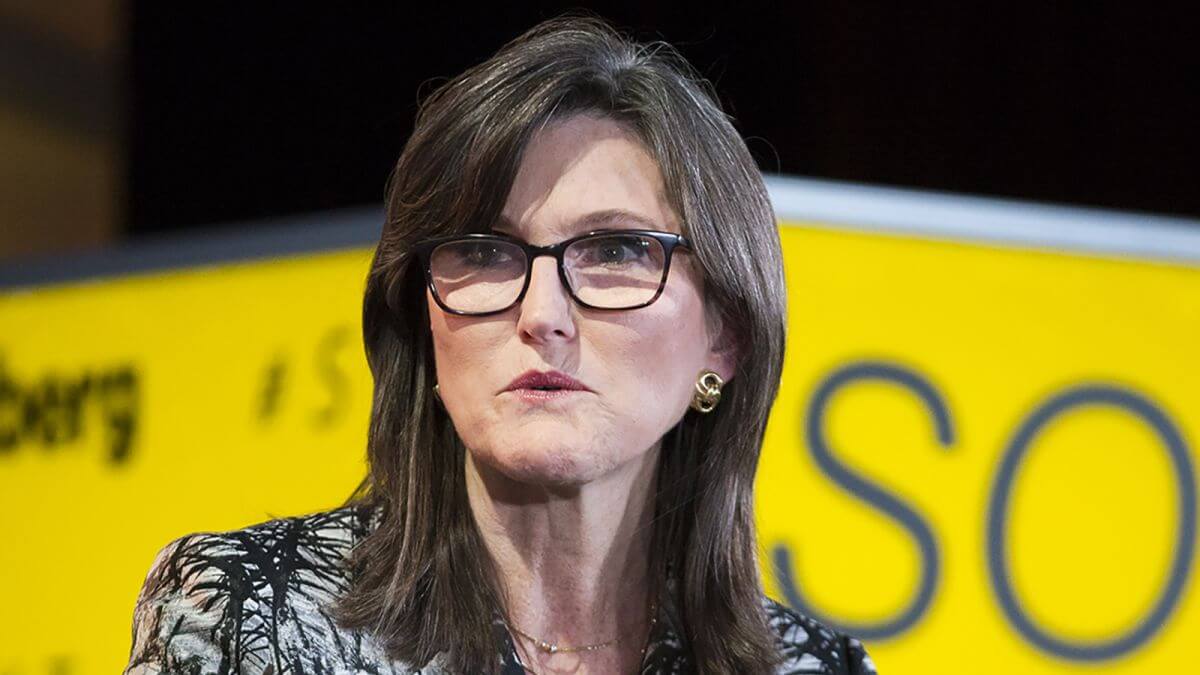 Ark Invest скупает акции Coinbase и Robinhood на падении на фоне геополитической нестабильности