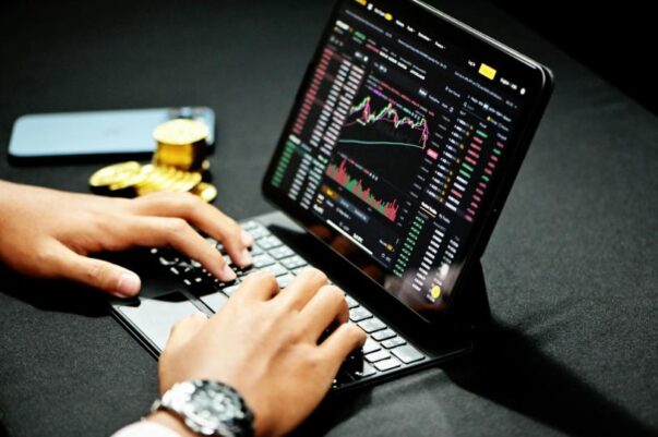 Эфир, Солана и Догкоин падают на фоне планов Strategy по продаже биткоина. Фото.