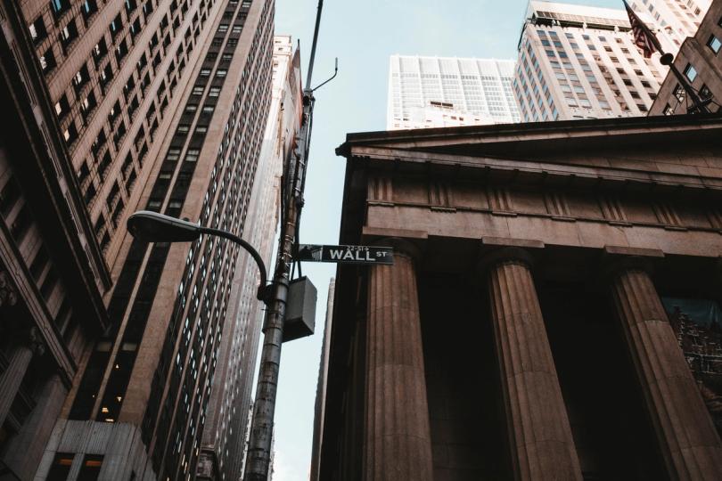 Миллиарды уходят из биткоин-ETF и фондов частного кредита, сигнализируя о растущих рисках рынка. Фото.