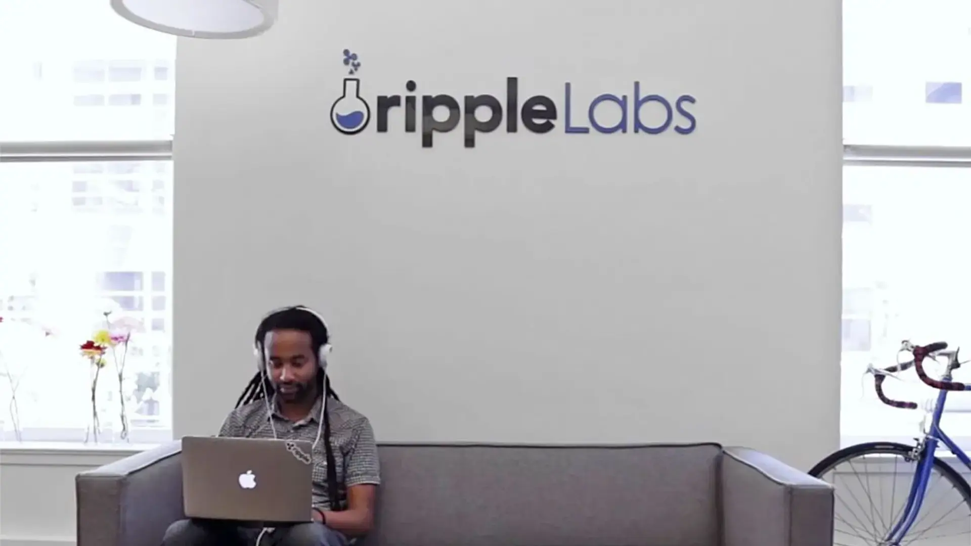 Сотрудник Ripple Labs работает за ноутбуком в офисе