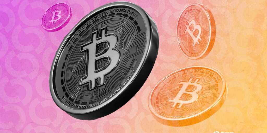 Биткоин монеты на цветном фоне