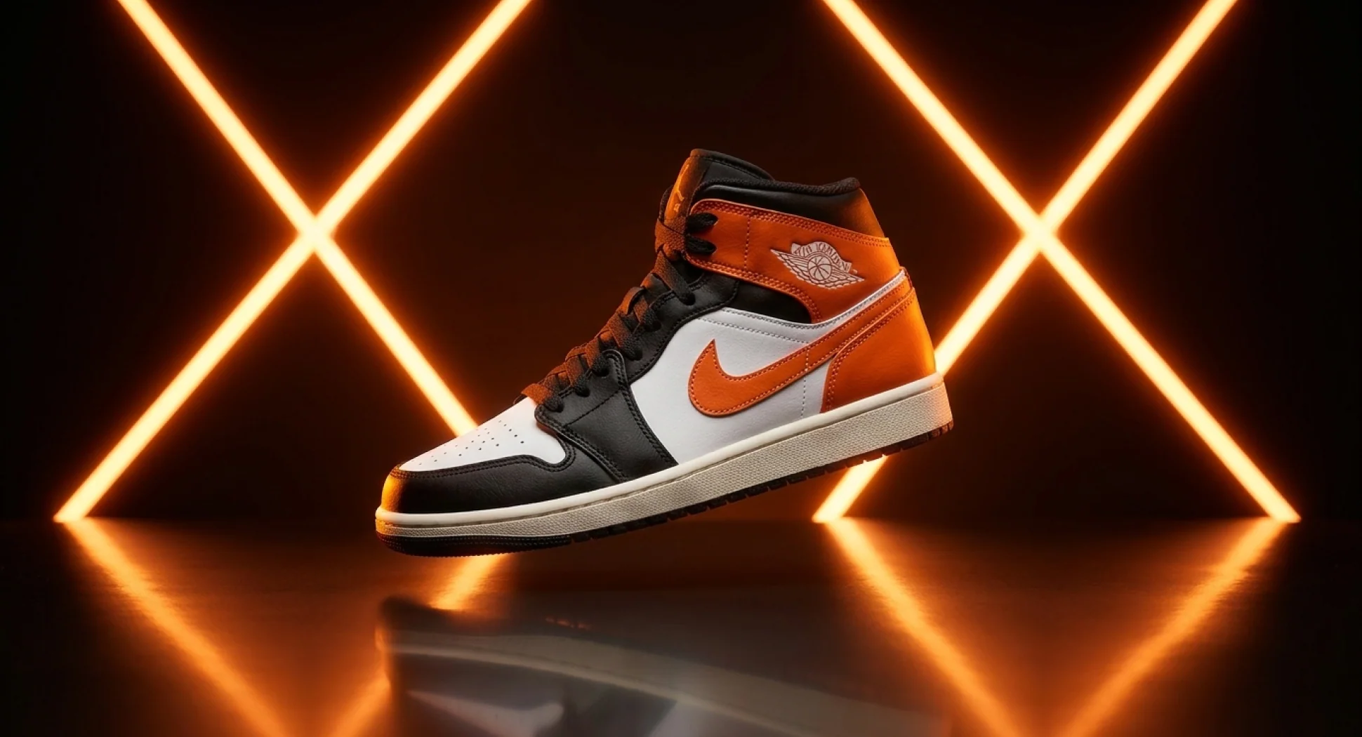 Кроссовок Air Jordan в оранжево-чёрно-белой расцветке на фоне неоновых огней