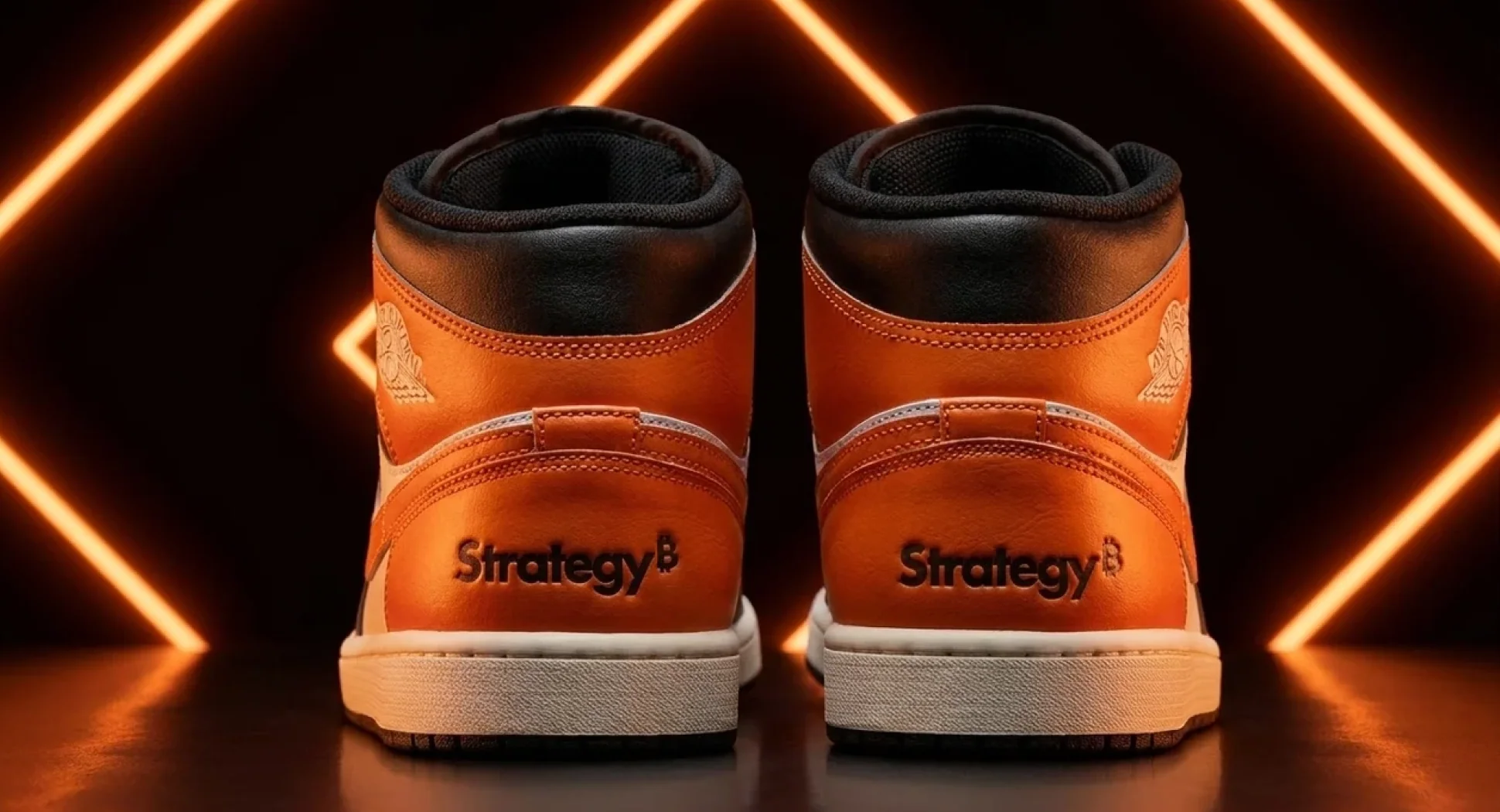 Кроссовки Strategy с оранжевой кожей вид сзади