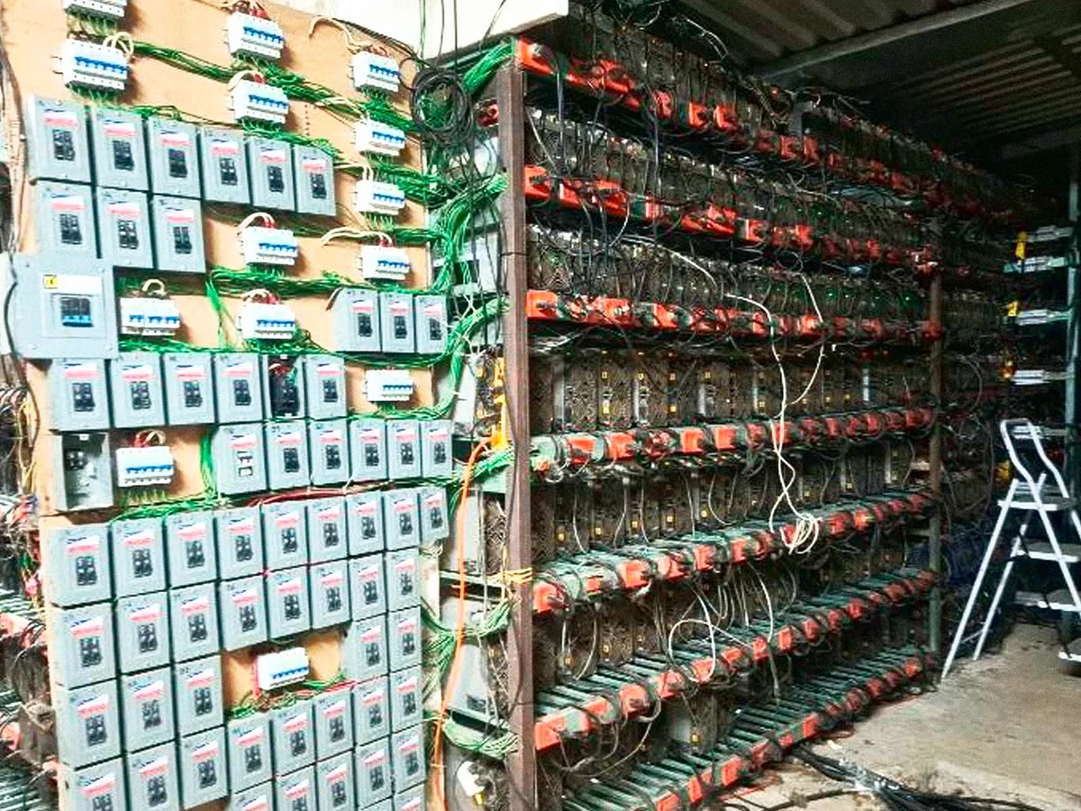Счетчики электроэнергии и оборудование криптофермы на стене