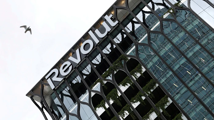 Логотип компании Revolut на фасаде здания