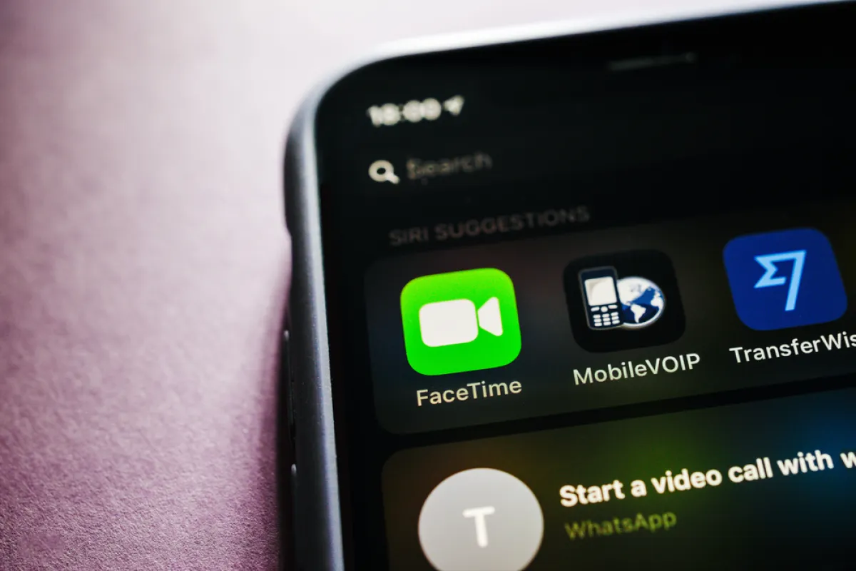 Смартфон с иконкой FaceTime в разделе Siri Suggestions
