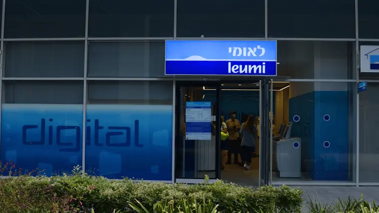 Вход в отделение банка Leumi с вывеской и посетителями внутри