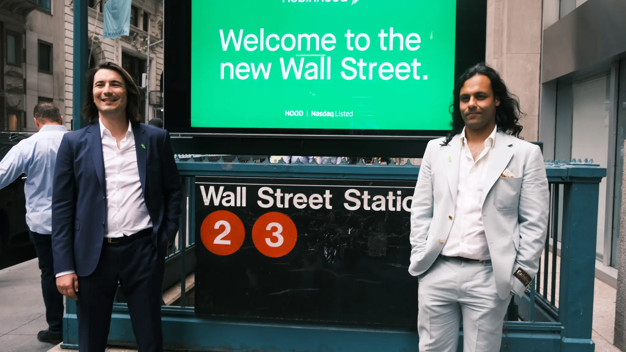 Двое мужчин у входа в метро Wall Street