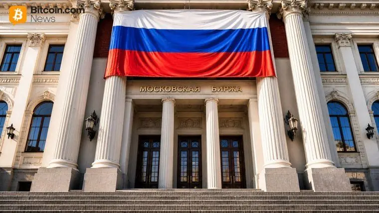 Здание Московской биржи с российским флагом на фасаде