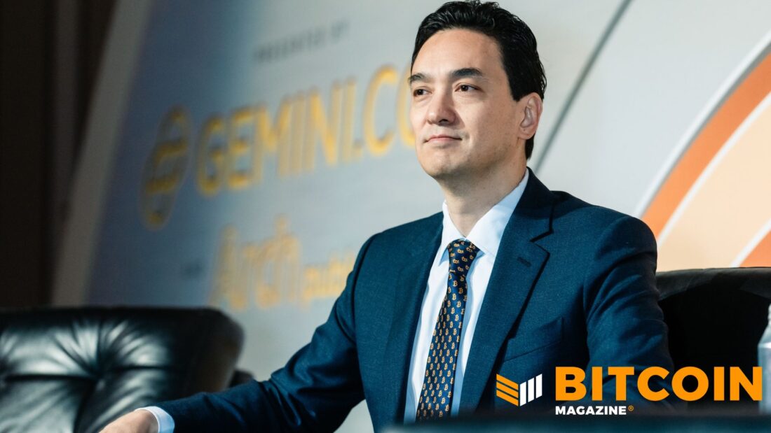 Мужчина в галстуке с биткоинами перед логотипом Gemini