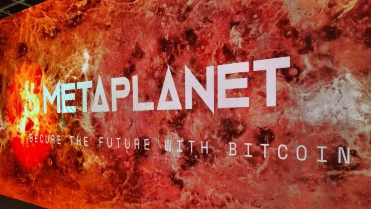 Большой светодиодный экран с логотипом Metaplanet и надписью про биткоин