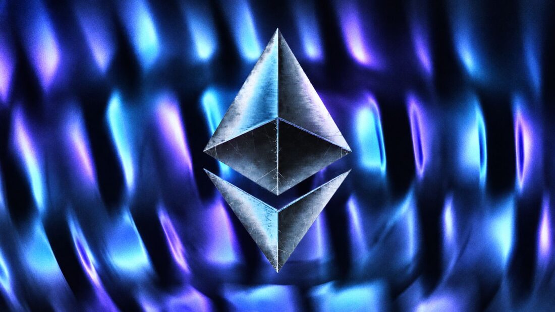 Логотип Ethereum на фоне голубого свечения