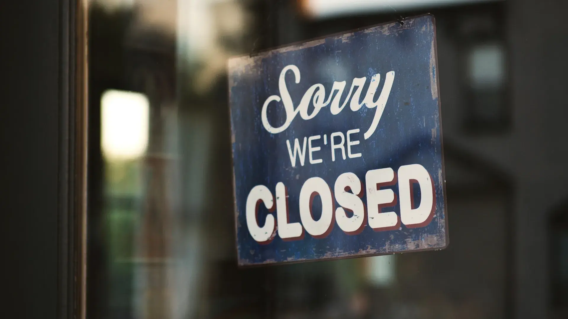 Табличка на двери закрытого магазина Sorry we're closed